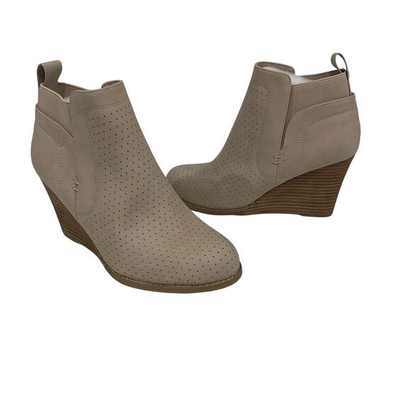 DV Dolce Vita | Boots Bootie Gerdy Vegan Leather Comfort Wedge in Beige New- 7.5 - Picture 1 of 7